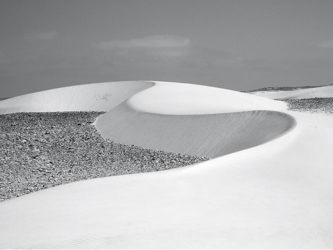 Les barkhanes du dsert de Viarna sont alimentes par le sable du Sahara transport par lharmattan sur BoaVista, lle la plus proche du continent.
