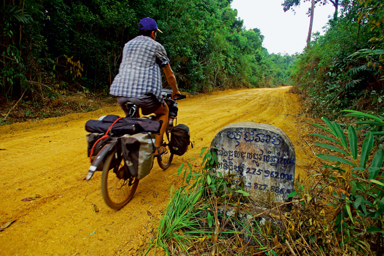 Dambitieux projets routiers traversant les montagnes recules des Cardamomes sont planifis dici 2023. Pour lheure, il faut se rfrer aux anciennes bornes en khmer pour y progresser.