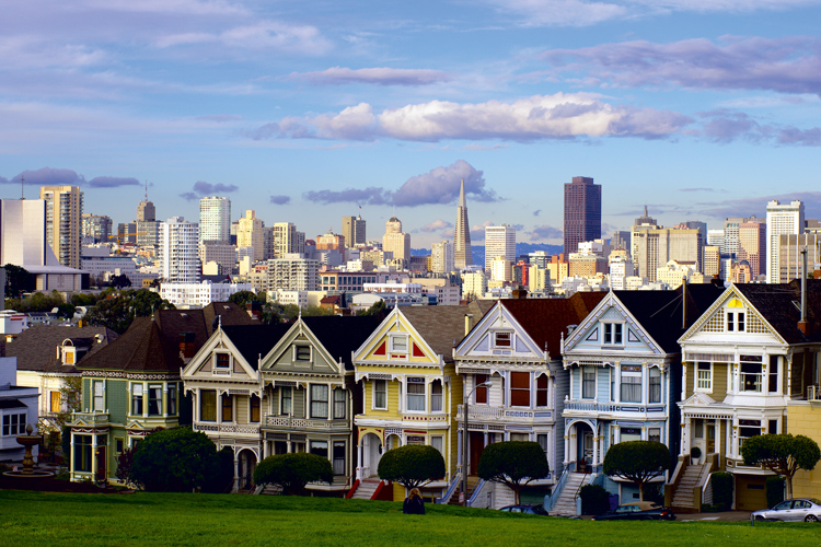 Les maisons victoriennes dAlamo Square,  San Francisco, contrastent avec les gratte-ciel du quartier des affaires. Gnralement construites en bois de squoia sur trois tages, les <i>painted ladies</i> colorent les quartiers rsidentiels de The City by the Bay.