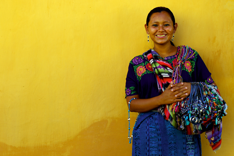 La tenue des vendeuses de bijoux dvoile, comme les faades de la ville dAntigua, des couleurs clatantes et rappelle que la culture guatmaltque allie les influences maya et espagnole.