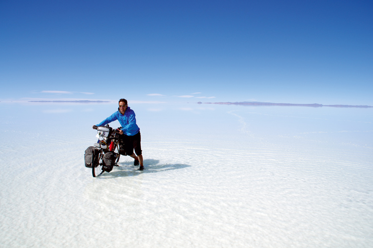 Entre janvier et mars, les prcipitations peuvent noyer le Salar dUyuni, en Bolivie, sous une trentaine de centimtres deau. Si la beaut de cet immense miroir comble le voyageur, leau glace ne facilite pas sa traverse sur 100kilomtres du sud au nord.