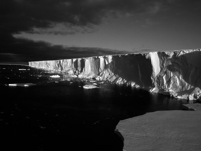 Je maintenais le monde en quilibre, et il ne vacillait pas.<br>Je lavais en main, le monde, il tenait dans mon tau!<br><br>Baie de la Couronne, terre de la Reine-Maud  Antarctique.