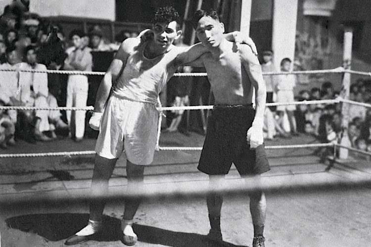 Combat amical avec le champion de boxe du Japon Mori, 1947 (lauteur est  gauche).