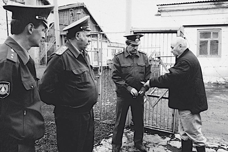 Retour  la prison de Soussouman o lauteur ( droite) fut intern plusieurs fois. 1999.