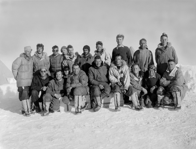 Paul-mile Victor et quelques membres de la station centrale du Groenland, en 1949.