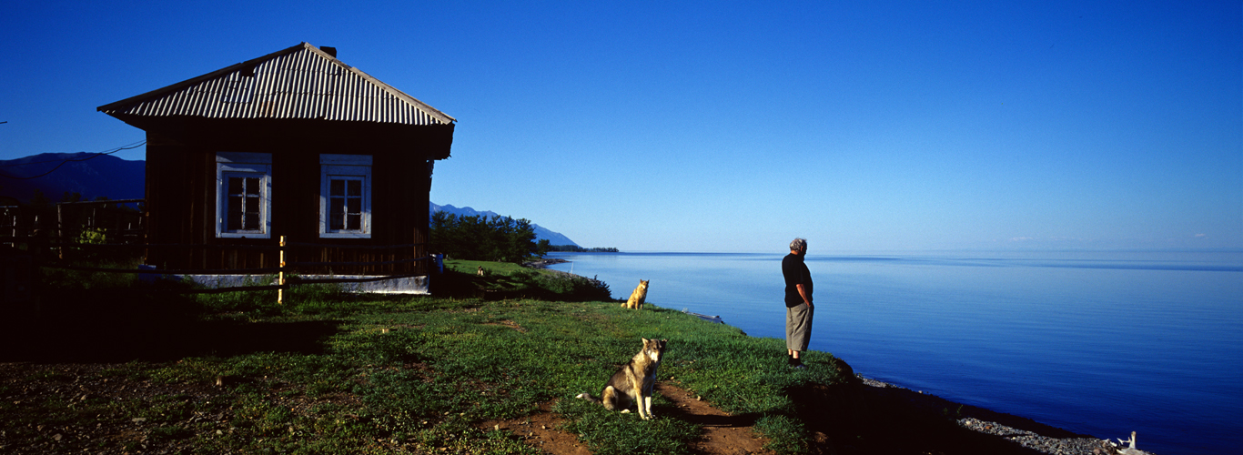 Le mtorologue de la station de Solnitchnaa, sur la rive occidentale du Bakal, contemple la nappe tale par une belle journe dt.