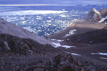 Campement estival au bord du fjord de Kangerlussuatsiaq, sur la cte est du Groenland.