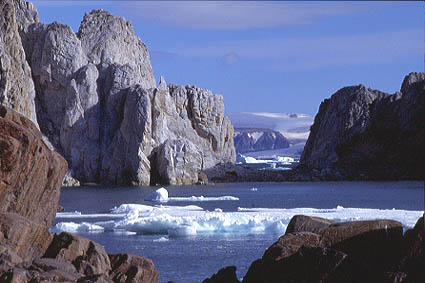 Les canaux de Patagonie forment un lacis de valles glaciaires envahies par la mer. Lorsque le vent cesse, les les se mirent dans leau calme.