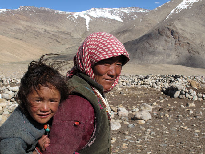 Jeune femme et son enfant. Scolariss ds lge de 6ans  Leh, la capitale du Ladakh, les enfants nomades ne reviennent jamais plus vivre avec leurs parents.