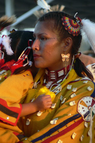 Les Amrindiens portent les tenues traditionnelles  loccasion des danses de <i>pow-wow</i>, ou lors des crmonies scrtes comme la danse du Soleil.