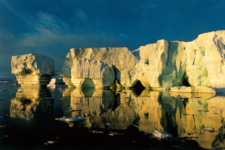 Icebergs chous ayant subi laction des mares.