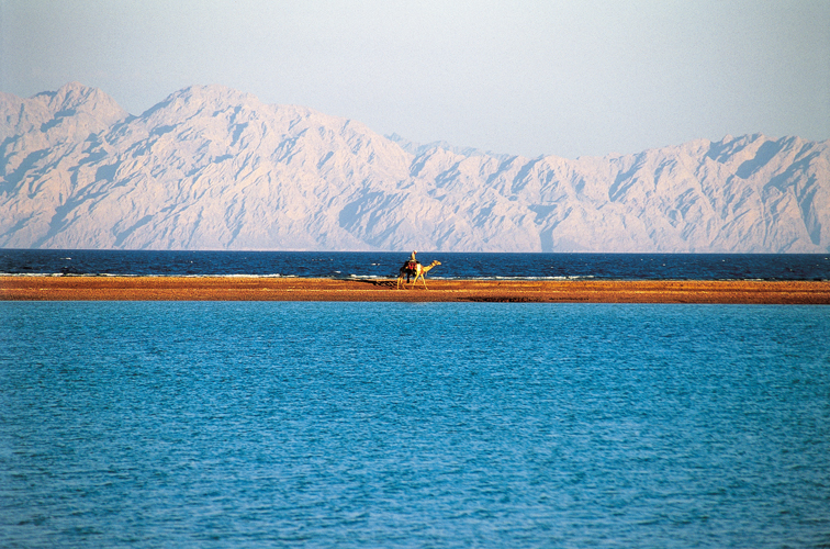 Le golfe d’Aqaba, large de 6 à 30 km, sépare le Sinaï de la péninsule Arabique qui, située au levant, n’apparaît distinctement qu’en fin de journée.