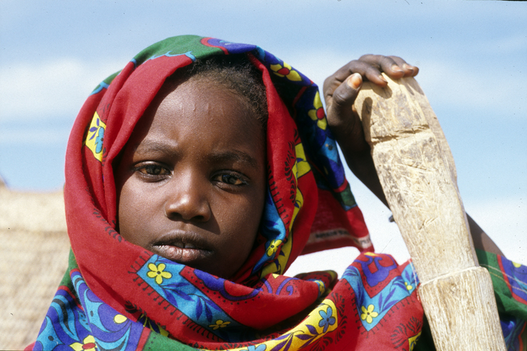 Awa, fillette aza (forgeron des Toubous) du hameau de Karbo, au sud du Tnr. Les Aza sont dun caractre plus pacifique, moins arrogants que leurs suzerains teda ou daza.
