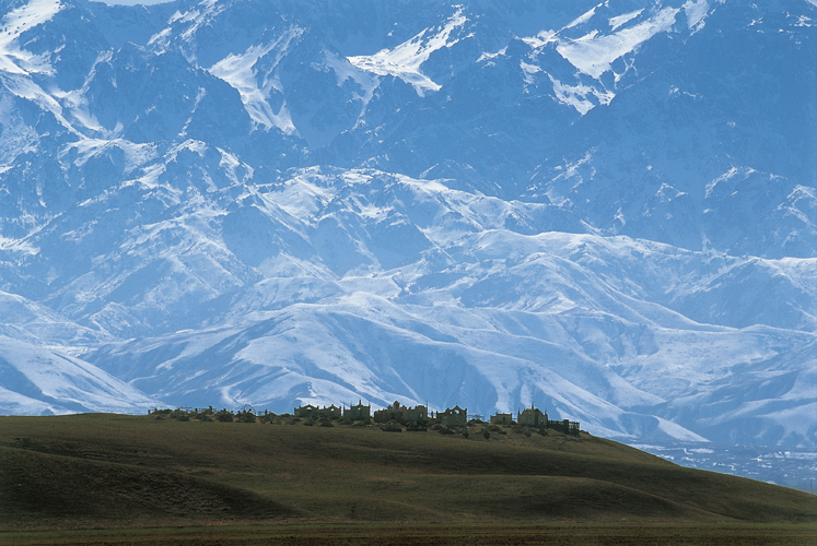 Cimetire sur fond des Tian-Chan: la chane Kirghize, vue ici de la rgion de Merk, domine vertigineusement la steppe (Kazakhstan).