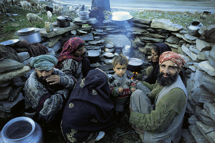 Prparation du th sal au rveil dune famille de bergers (Cachemire indien).