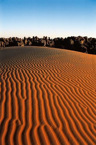 Derrire la dune, le tassili de Maradrat (Libye), au coucher du soleil.
