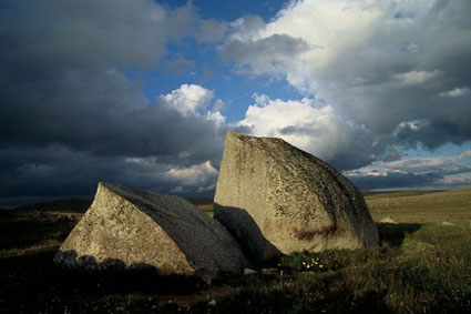 Ciel dorage au-dessus dune roche fendue, sur la commune de Rieutort.