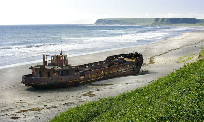 Petit cargo chou sur la plage non loin de Nikolskoe. Les difficults de navigation en mer de Bring rendent les accidents maritimes frquents.