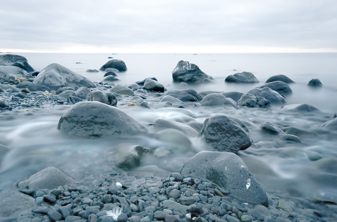 Pose longue durant les dernires lueurs du soir au niveau dun petit estuaire du nord de lle. Chaque arrive deau douce dans la mer entrane le rassemblement dun grand nombre de saumons  son estuaire en priode de frai.