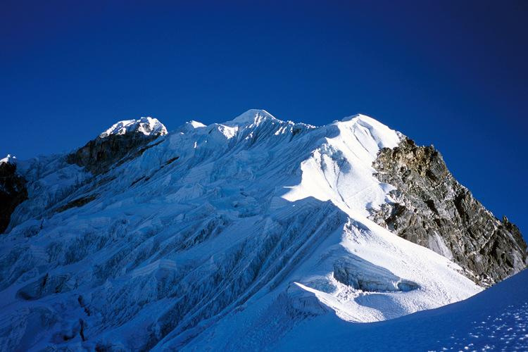 Au terme des coups de vent et du cheminement dans la glace, <i>Damien</i> atteint enfin son objectif: mouiller sous le cercle polaire antarctique,  lle Adlade.