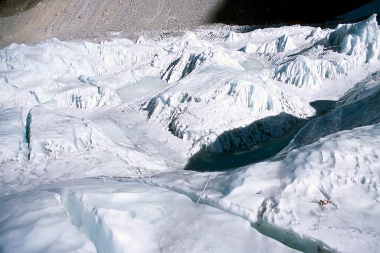 Dans lIce Fall, on aperoit sur la glace des restes de corde et de pieu  neige enchsss, vestiges dune expdition passe.