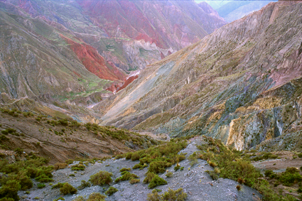 Entre Iruja et le hameau de SanJuan, un sentier muletier surplombe les gorges colores qui drainent vers la rgion de jungle des <i>jungas</i> les eaux de ruissellement.