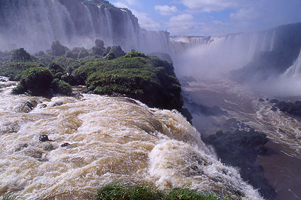 Les deux cent soixante-quinze chutes de la rivire Iguau,  la frontire brsilo-argentine, hautes de quatre-vingts mtres, sont les plus imposantes dAmrique latine depuis la disparition de leurs voisines de Sete Quedas, lorsque le barrage dItaipu fut construit au dbut des annes1970: le parc national amnag de part et dautre est grandiose ct brsilien, plus intimiste ct argentin.