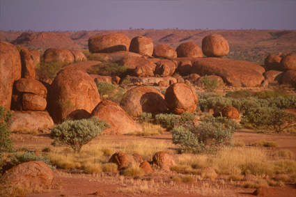 La rserve des Devils Marbles, qui couvre 1800hectares, est jonche de sphres granitiques de 3  7mtres de diamtre, sous lesquelles estivent des batraciens et des crustacs.