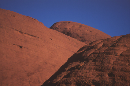 La patine ferrugineuse des monts Olgas parat ocre le jour et rouge  laube ou au crpuscule.