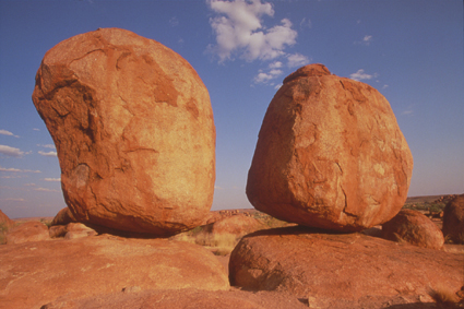 Aux Devils Marbles, lorsque la strate granitique a affleur par-dessus les couches de grs, des infiltrations deau ont fragment le terrain. Des blocs rocheux se sont ensuite dlits  leur base, plus humide.