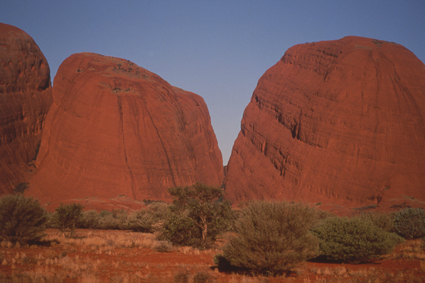 Les monts Olgas, qui sont au nombre de trente, culminent à 546 mètres et couronnent la plaine semi-désertique de l’Australie centrale. Leur histoire géologique est commune à celle du rocher Ayers, distant de 30 kilomètres.
