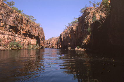 La rivière de Kathrine, jalonnée de treize gorges, est le premier cours d’eau permanent rencontré par le voyageur qui remonte du centre de l’Australie.