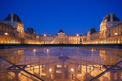 Pyramide et cour Napolon du Louvre.