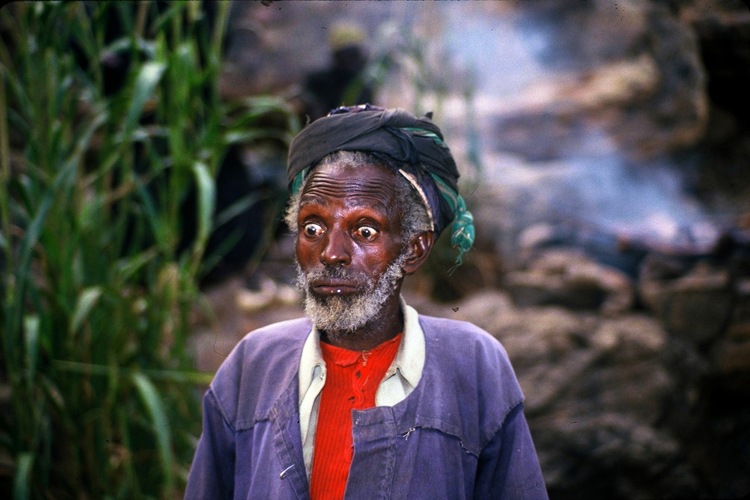 Homme ivre, village de Banani. La bire de mil, boisson fermente faiblement alcoolise, est consomme en abondance les jours de march et lors des grandes crmonies collectives.