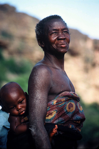 Village de Tiogou. Dans la vie sociale et politique, le rle de la femme est effac. Mais si lhomme est matre de la rue,  lintrieur de la maison, la femme reprend ses droits.