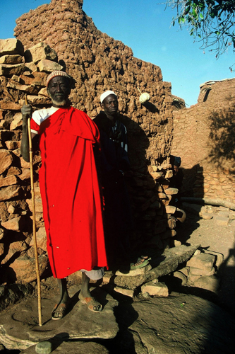 Chef du village de Tassemb, accompagn dun autre dignitaire. Chez les Dogon, le pouvoir est de nature grontocratique. Les hommes gs, runis dans un conseil des anciens, prennent les dcisions qui concernent les affaires publiques.