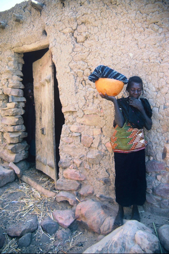 Village de Bamba. Prs des villages dogon vivent les pasteurs peuls. Les femmes peules viennent souvent le matin changer du lait, contenu dans de grandes calebasses, contre un peu de mil.