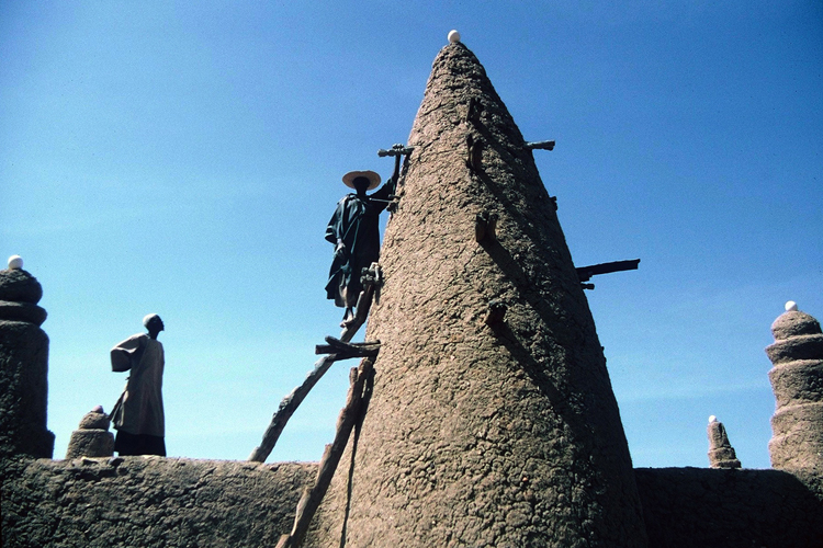 Mosque de Songo. Certaines mosques dogon voquent par leurs tours, pilastres et pinacles, parfois couronns dufs dautruche, larchitecture du delta intrieur du Niger, clbre grce  la mosque de Djenn. Les bois de faade <i>(toron)</i>, outre leur aspect dcoratif, servent lors des rfections priodiques qui ont lieu pendant la saison sche.