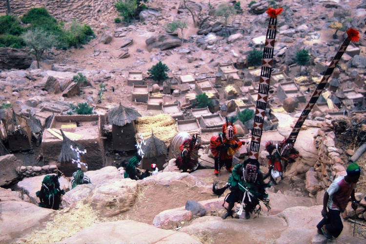 Sortie de masques, village de Komagna. Les masques dogon interviennent principalement lors des <i>dama</i> ou ftes de leve de deuil. Symboliquement venus de la brousse, ils envahissent le village puis vont danser sur la terrasse de la maison du dfunt et sur la place publique.