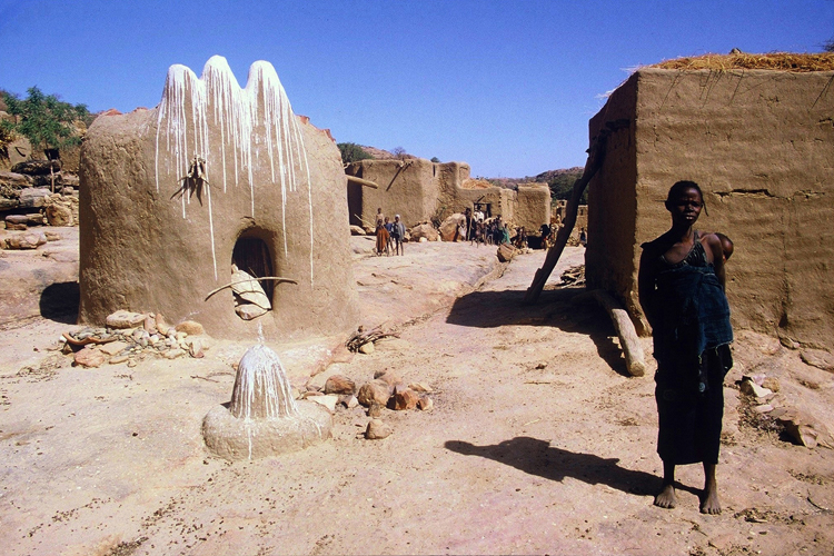 Autel du Lb, village dIrli Bolo. Le culte du Lb est un des plus importants de la religion dogon. Anctre mythique immortel, mtamorphos en serpent, il symbolise la renaissance de la vgtation qui succde  la longue saison sche.