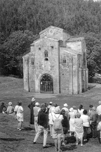 glise SanMiguel (IX-XIIIesicle) sur les hauteurs dOviedo (Asturies).