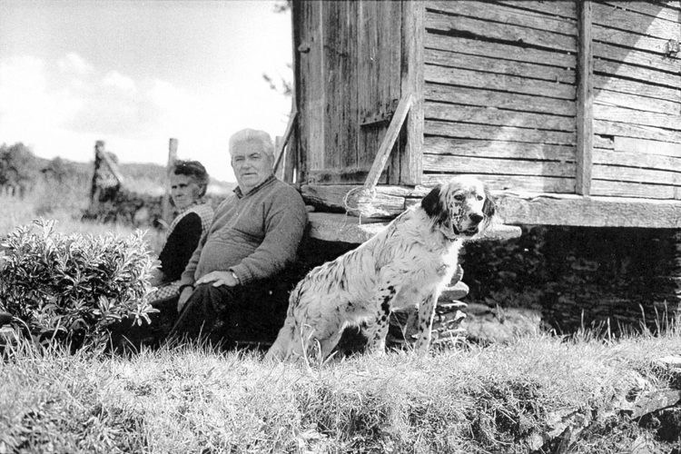 Couple danciens, adoss  un <i>horreo</i>  grenier  grain dorigine celte (Galice).