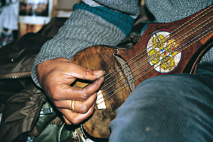 Ltape ultime. Sonam Topkey, 27ans, reprsente la jeune gnration dans le village de Thangu, perch  4000mtres daltitude. Propritaire de lunique magasin du village, cest aussi un musicien passionn qui connat intimement son instrument, un <i>dramyen</i> hrit de son grand-pre.