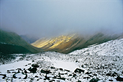 BhabaLa. Le col de BhabaLa se dresse  4866mtres daltitude. Emprunter cette moraine perdue dans la brume nest pas chose facile: mme les animaux de bt progressent avec peine dans les 30centimtres de neige qui couvrent les pistes de la rgion du Spiti.