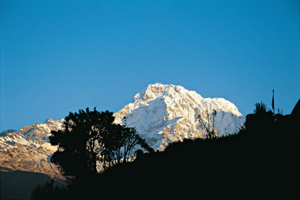 Passage de frontire. La chane du Mahabharat Lekh marque la frontire indo-npalaise, dans le prolongement de la valle de Katmandou. Culminant  plus de 3000mtres, elle annonce les dimensions extraordinaires de lHimalaya et a longtemps t une frontire infranchissable, protgeant naturellement la culture originale des Npalais. Aujourdhui, de nombreuses caravanes de camions parcourent ces routes frontalires.