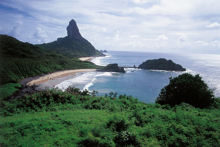  200milles du Brsil dont il relve, larchipel Fernando de Noronha est la dernire escale de <i>SaoMai</i> avant le passage de la Ligne.