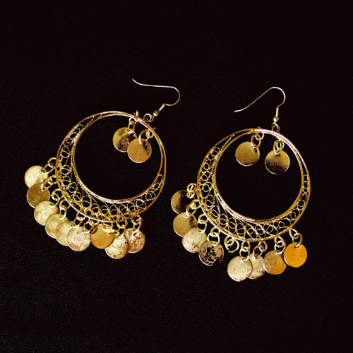 Une paire de boucles doreille. Troques  Alexandrie, gypte, par Tahani, 37ans, interprte. Les femmes dAlexandrie ont la rputation dtre particulirement belles et soucieuses de leur apparence. Je vous donne ces boucles doreille comme symbole de la coquetterie des Alexandrines, et des Mditerranennes en gnral.��