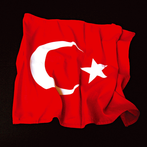 Un drapeau. Troqu  Istanbul, Turquie, par Roxane, 31ans, professeur de franais. En Turquie, le drapeau national fait lobjet dun culte qui peut paratre excessif. Dans les coles, une fois par semaine a lieu une crmonie du drapeau qui rassemble tous les enfants dans la cour. Et dans dautres pays de la Mditerrane aussi, le drapeau est un symbole omniprsent et quasi sacr.�