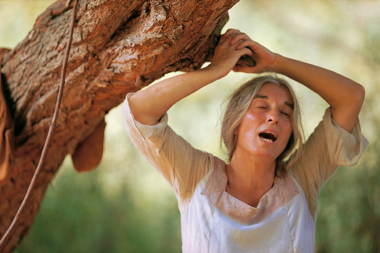 Au cur de Rome, dans le Parco del Pineto, Maria Mazzei rpte les curieux chants de la semaine sainte (Italie).