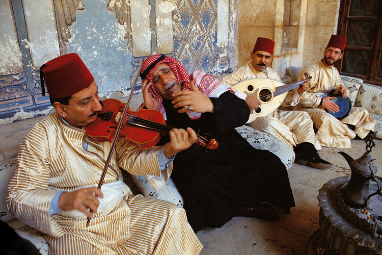 Yasser Assad al-Bakri donne un concert priv dans le palais Azem de la ville de Hama (Syrie).